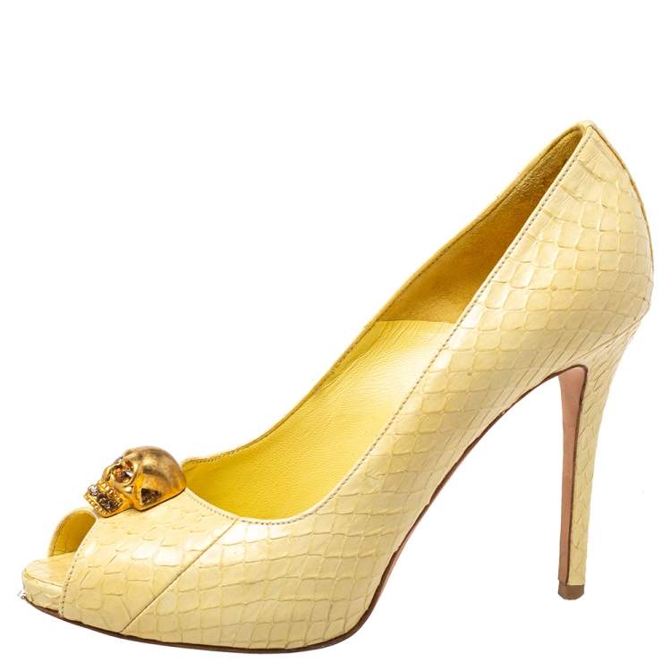 مملوكة مسبقًا Alexander McQueen Light Yellow Python Leather Skull Peep Toe Pumps Size 38.5