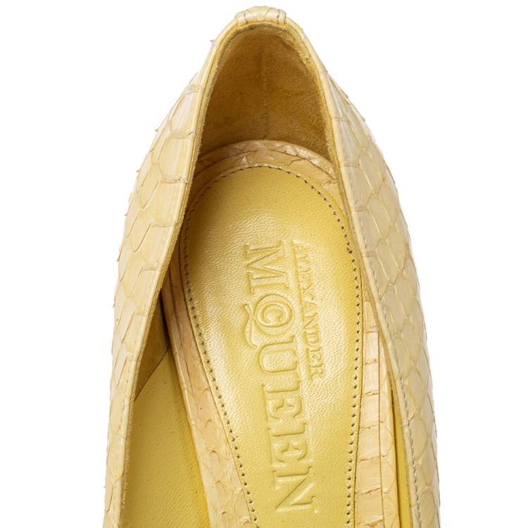 مملوكة مسبقًا Alexander McQueen Light Yellow Python Leather Skull Peep Toe Pumps Size 38.5