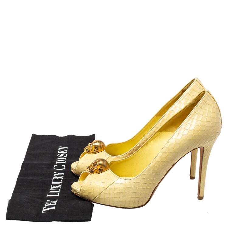 مملوكة مسبقًا Alexander McQueen Light Yellow Python Leather Skull Peep Toe Pumps Size 38.5