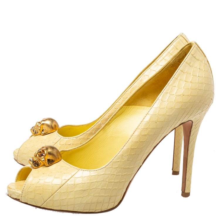 مملوكة مسبقًا Alexander McQueen Light Yellow Python Leather Skull Peep Toe Pumps Size 38.5