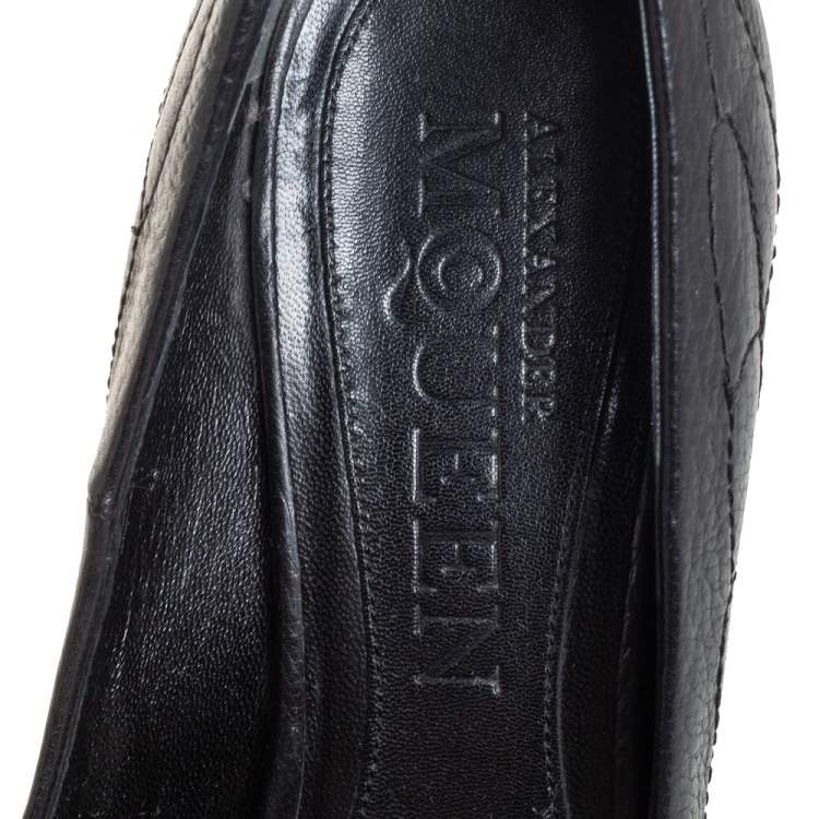 مملوكة مسبقًا Alexander McQueen Black Leather Crystal Embellished Skull Peep Toe Pumps Size 37