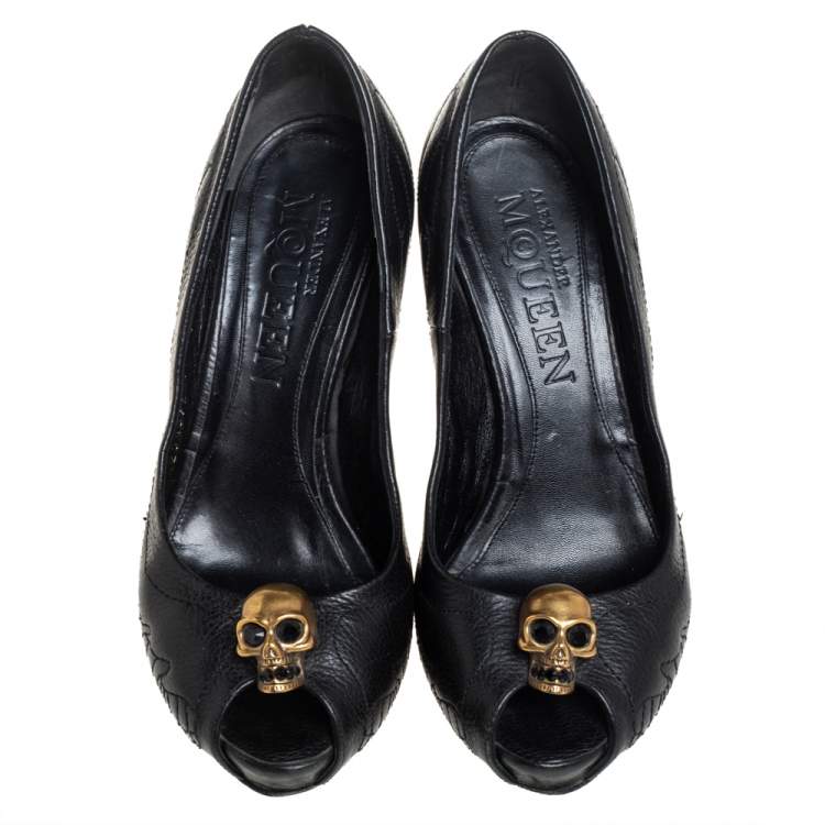 مملوكة مسبقًا Alexander McQueen Black Leather Crystal Embellished Skull Peep Toe Pumps Size 37