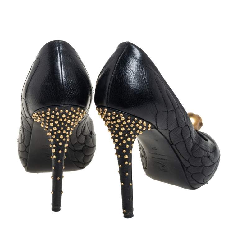 مملوكة مسبقًا Alexander McQueen Black Leather Crystal Embellished Skull Peep Toe Pumps Size 37