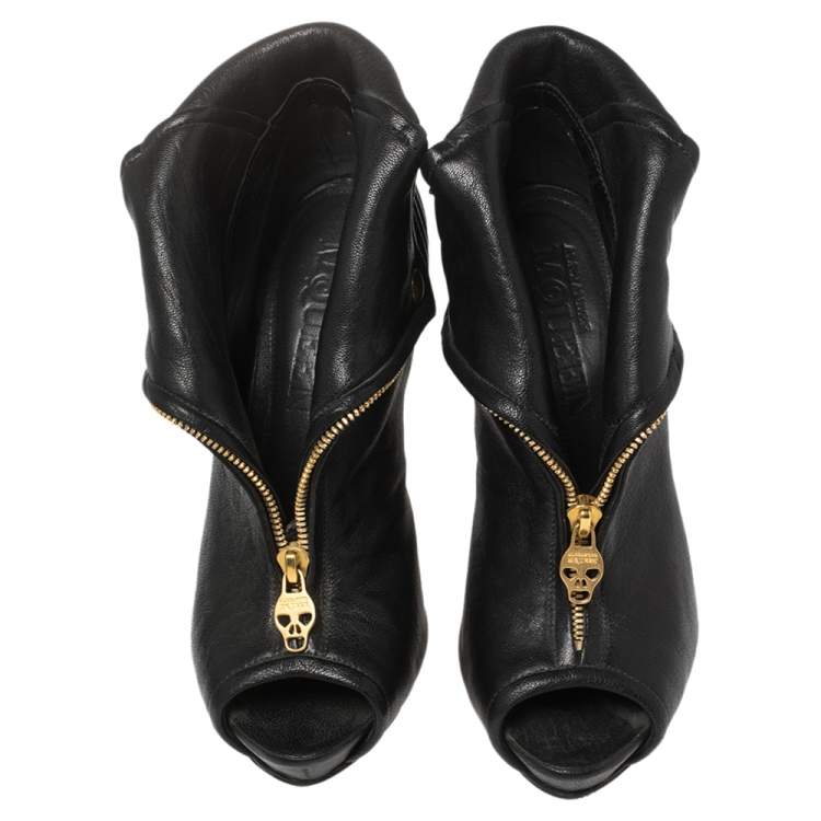 مملوكة مسبقًا Alexander McQueen Black Leather Faithful Skull Peep Toe Booties Size 38