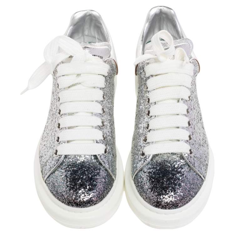 مملوكة مسبقًا Alexander McQueen White/Silver Glitter And Leather Low Top Sneakers Size 40