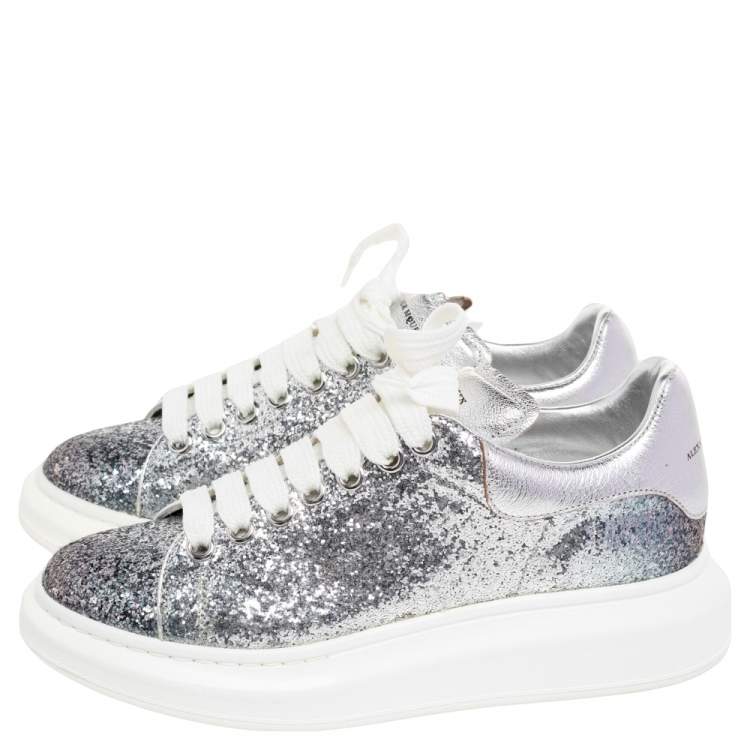 مملوكة مسبقًا Alexander McQueen White/Silver Glitter And Leather Low Top Sneakers Size 40
