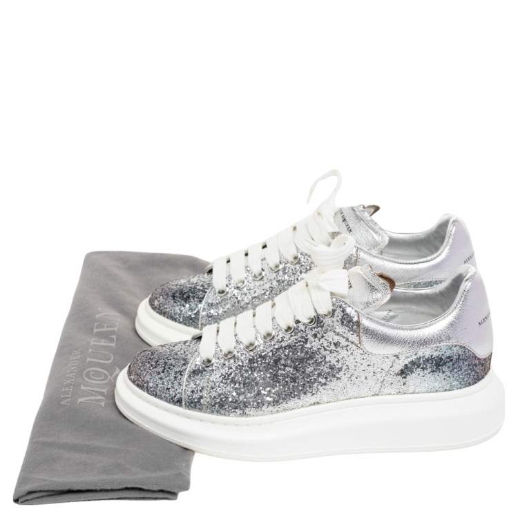 مملوكة مسبقًا Alexander McQueen White/Silver Glitter And Leather Low Top Sneakers Size 40