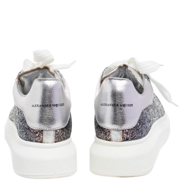 مملوكة مسبقًا Alexander McQueen White/Silver Glitter And Leather Low Top Sneakers Size 40