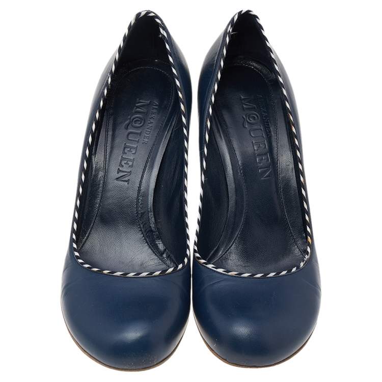مملوكة مسبقًا Alexander McQueen Blue Leather Round Toe Pumps Size 38