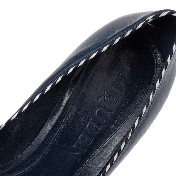 مملوكة مسبقًا Alexander McQueen Blue Leather Round Toe Pumps Size 38