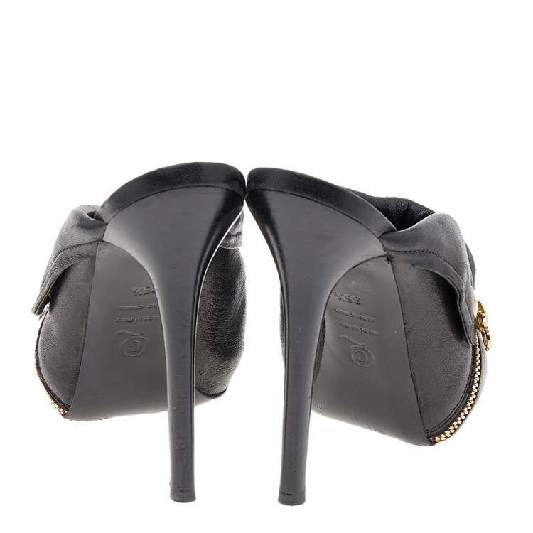 مملوكة مسبقًا Alexander McQueen Black Leather Dredge Peep Toe Mule Sandals Size 36.5