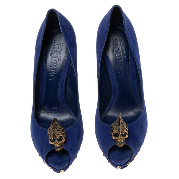 مملوكة مسبقًا Alexander McQueen Blue Suede Crystal Embellished Skull Peep Toe Platform Pumps Size 38.5