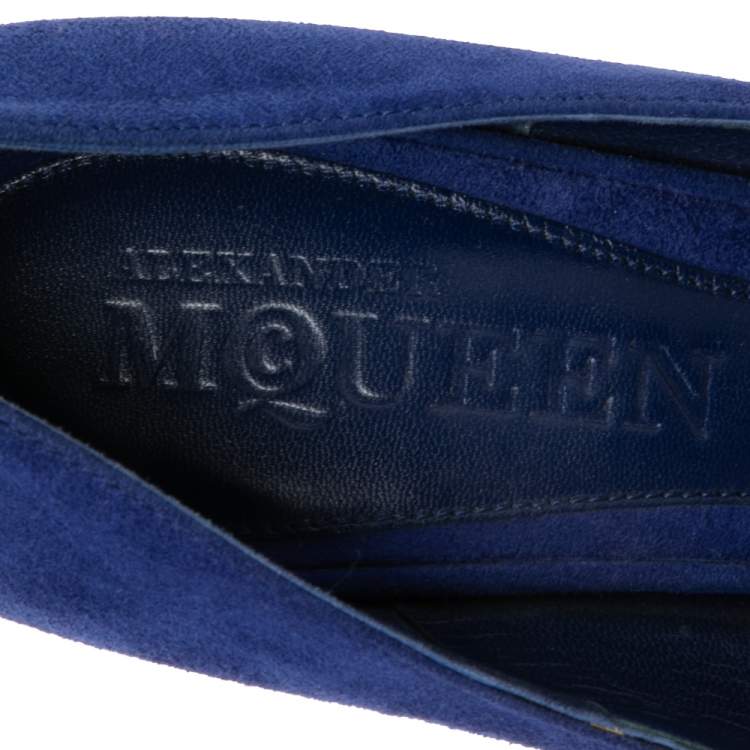 مملوكة مسبقًا Alexander McQueen Blue Suede Crystal Embellished Skull Peep Toe Platform Pumps Size 38.5