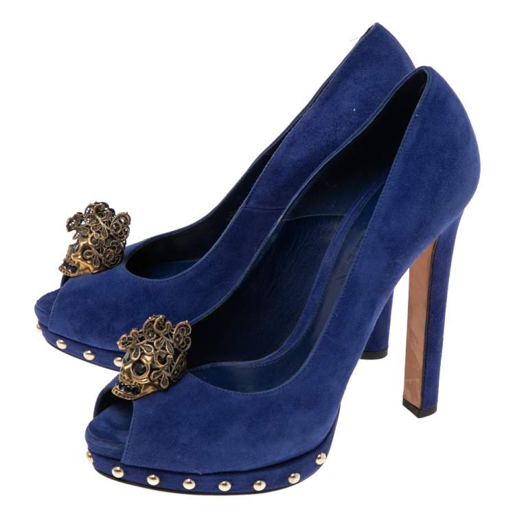 مملوكة مسبقًا Alexander McQueen Blue Suede Crystal Embellished Skull Peep Toe Platform Pumps Size 38.5