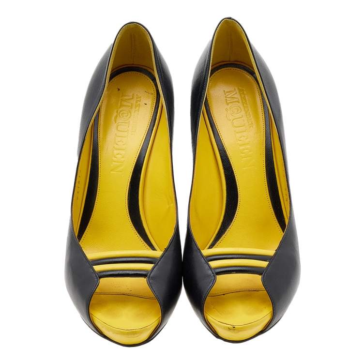 Pre Owned Alexander McQueen Black/Yellow Leather Peep Toe Pumps Size 37.5
