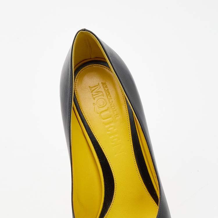 Pre Owned Alexander McQueen Black/Yellow Leather Peep Toe Pumps Size 37.5