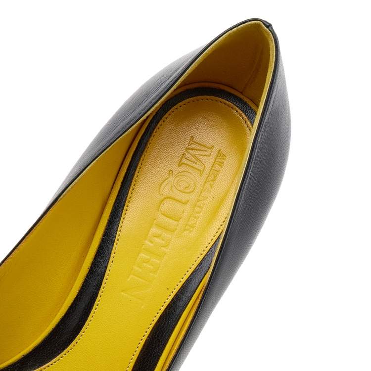 Pre Owned Alexander McQueen Black/Yellow Leather Peep Toe Pumps Size 37.5