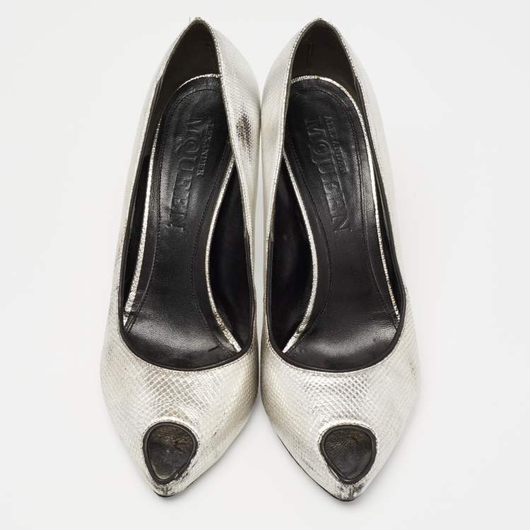 Pre Owned Alexander McQueen Silver Lizard Embossed Leather Peep-Toe Pumps Size 37.5