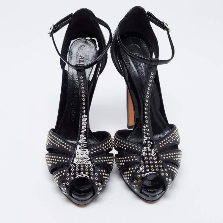 مملوكة مسبقًا Alexander McQueen Black Studded Leather Peep-Toe T-Bar Platform Sandals Size 36