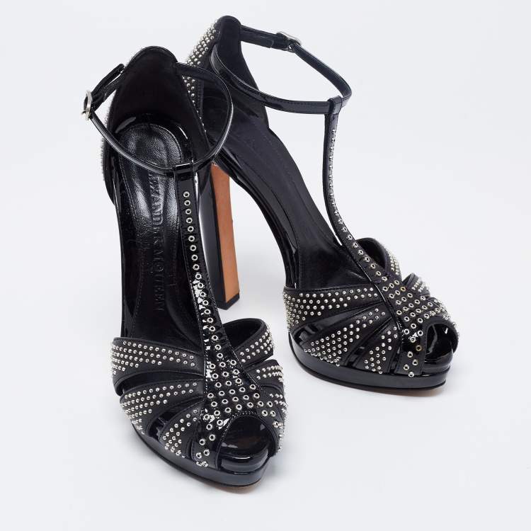 ممل�وكة مسبقًا Alexander McQueen Black Studded Leather Peep-Toe T-Bar Platform Sandals Size 36