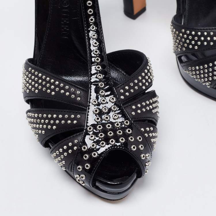 مملوكة مسبقًا Alexander McQueen Black Studded Leather Peep-Toe T-Bar Platform Sandals Size 36