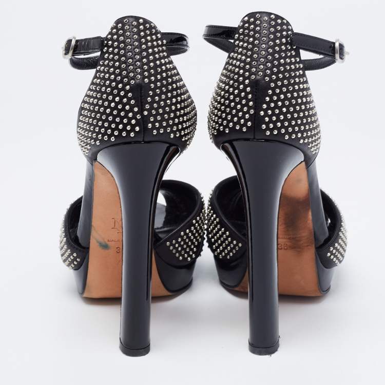 مملوكة مسبقًا Alexander McQueen Black Studded Leather Peep-Toe T-Bar Platform Sandals Size 36
