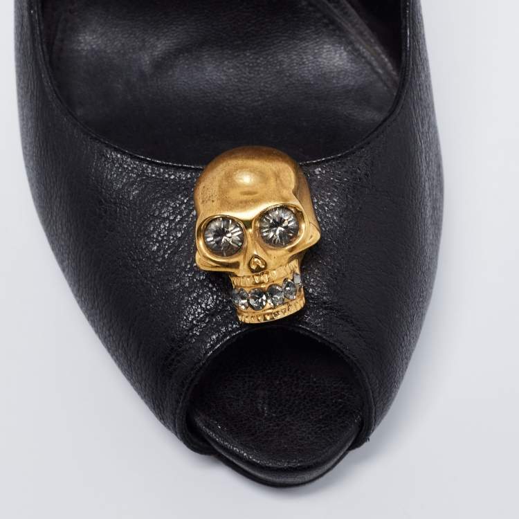 مملوكة مسبقًا Alexander McQueen Black Leather  Skull Pumps Size 38