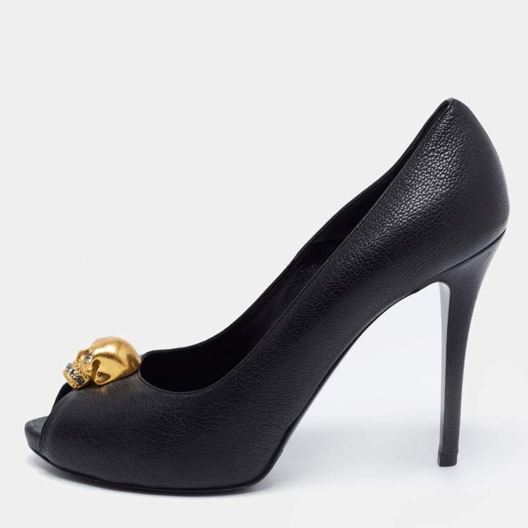 مملوكة مسبقًا Alexander McQueen Black Leather  Skull Pumps Size 38