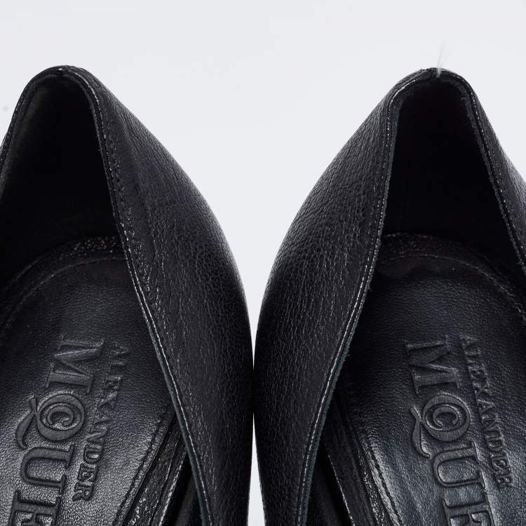 مملوكة مسبقًا Alexander McQueen Black Leather  Skull Pumps Size 38