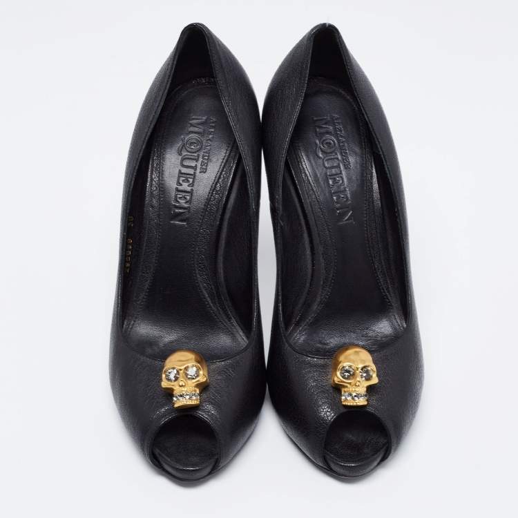 مملوكة مسبقًا Alexander McQueen Black Leather  Skull Pumps Size 38