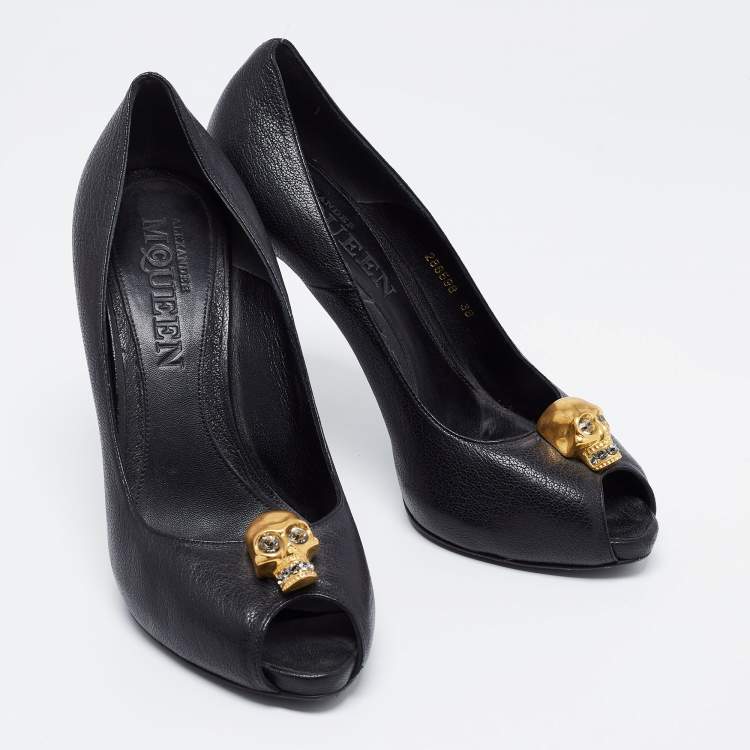 مملوكة مسبقًا Alexander McQueen Black Leather  Skull Pumps Size 38