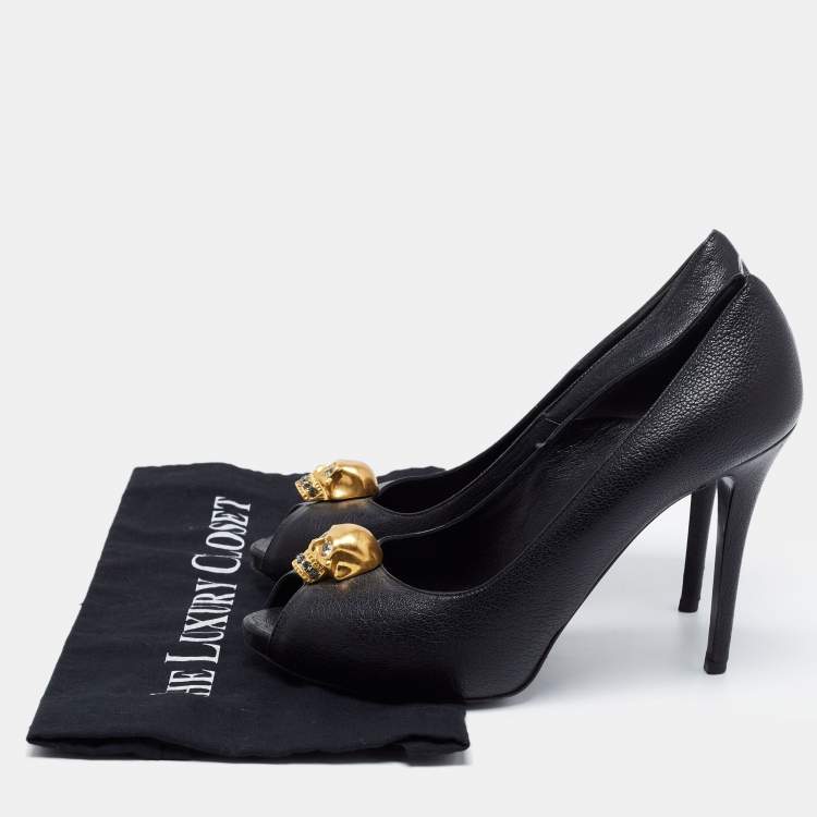 مملوكة مسبقًا Alexander McQueen Black Leather  Skull Pumps Size 38