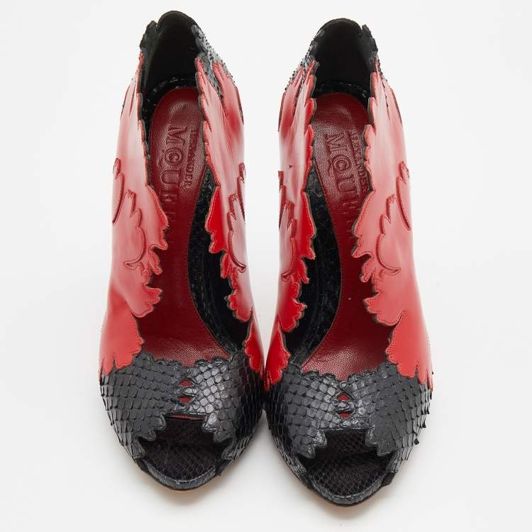 مملوكة مسبقًا Alexander McQueen Red/Black Python and Leather Kimono Flower Booties Size 38.5