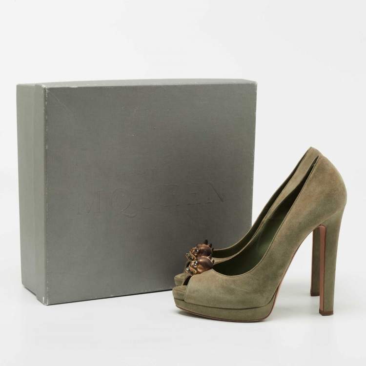 مملوكة مسبقًا Alexander McQueen Green Suede Skull Peep Toe Pumps Size 39