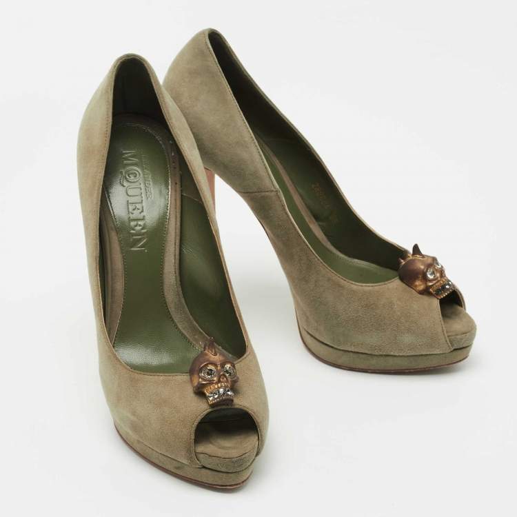 مملوكة مسبقًا Alexander McQueen Green Suede Skull Peep Toe Pumps Size 39
