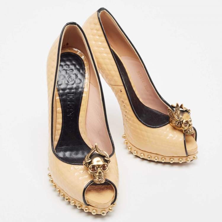 Pre Owned Alexander McQueen Beige Patent Leather Skull Pumps Size 35.5