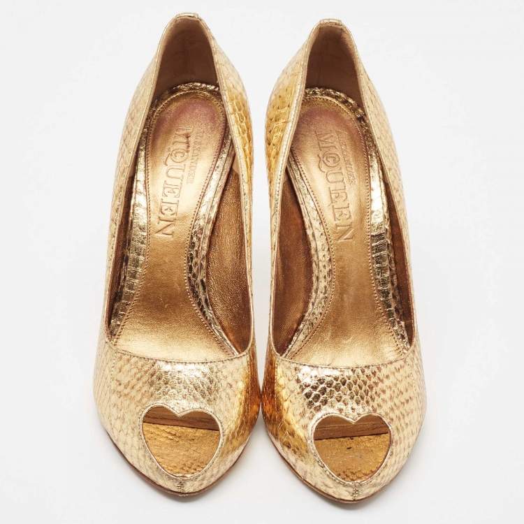 Pre Owned Alexander McQueen Gold Embossed Python Heart Peep Toe Pumps Size 38.5