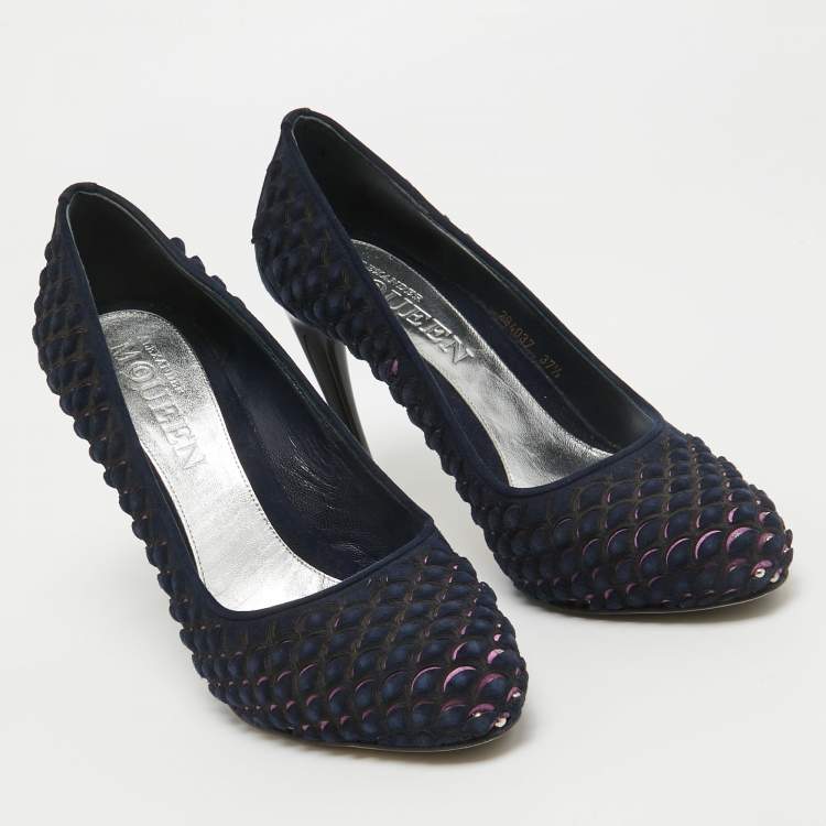 مملوكة مسبقًا Alexander McQueen Navy Blue/Pink Laser Cut Suede and Studded Satin Round Toe Pumps Size 37.5
