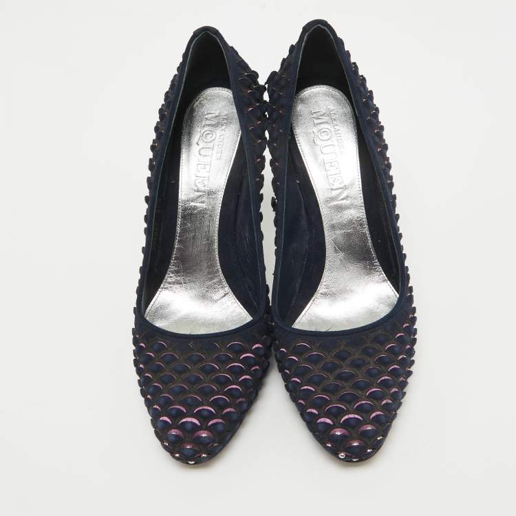 مملوكة مسبقًا Alexander McQueen Navy Blue/Pink Laser Cut Suede and Studded Satin Round Toe Pumps Size 37.5