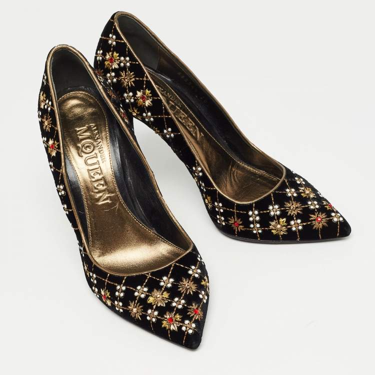 Pre Owned Alexander McQueen Black Velvet Embellished Pointed Toe Pumps Size 38.5