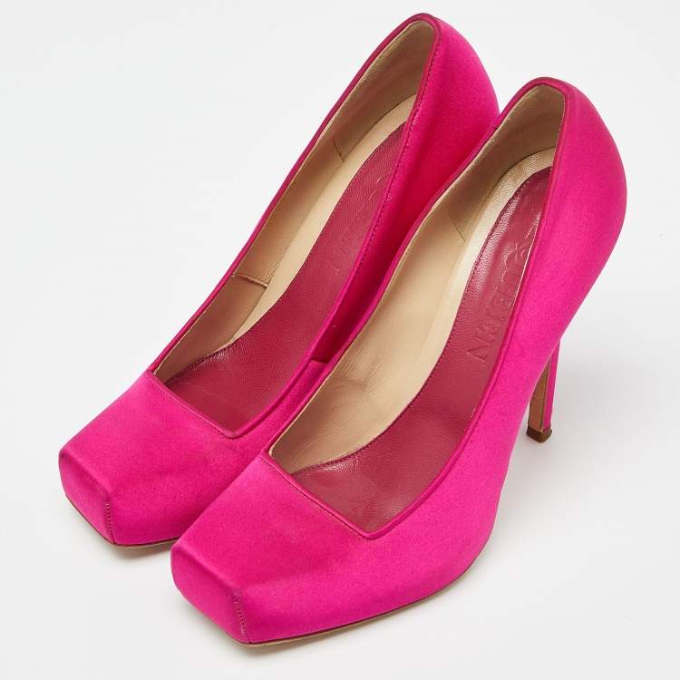 Pre Owned Alexander McQueen Magenta Satin Square Toe Platform Pumps Size 38.5