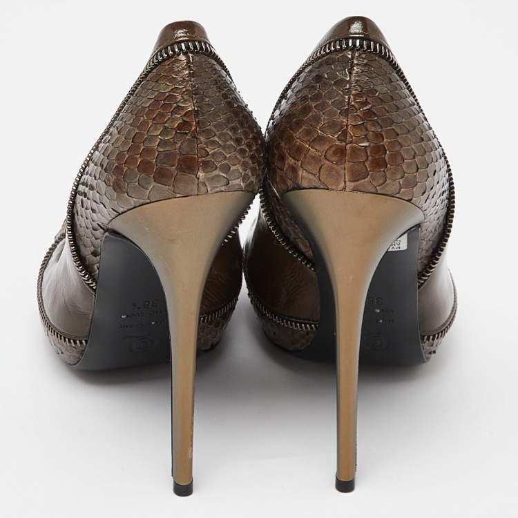 Pre Owned Alexander McQueen Brown/Green Python and Patent Leather Round Toe Pumps Size 38.5