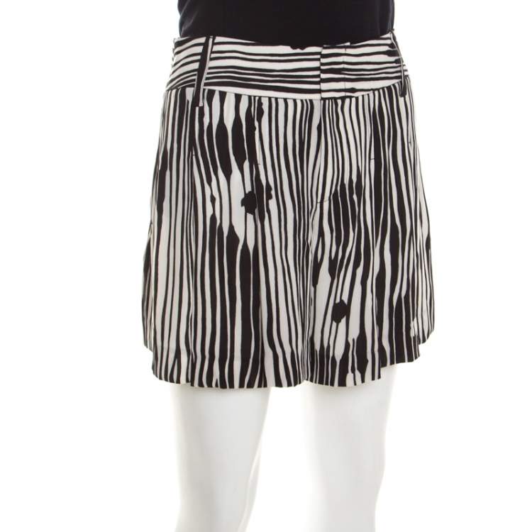 Pre Owned Alice + Olivia Monochrome Stripe Printed Crepe Pleated Shorts S