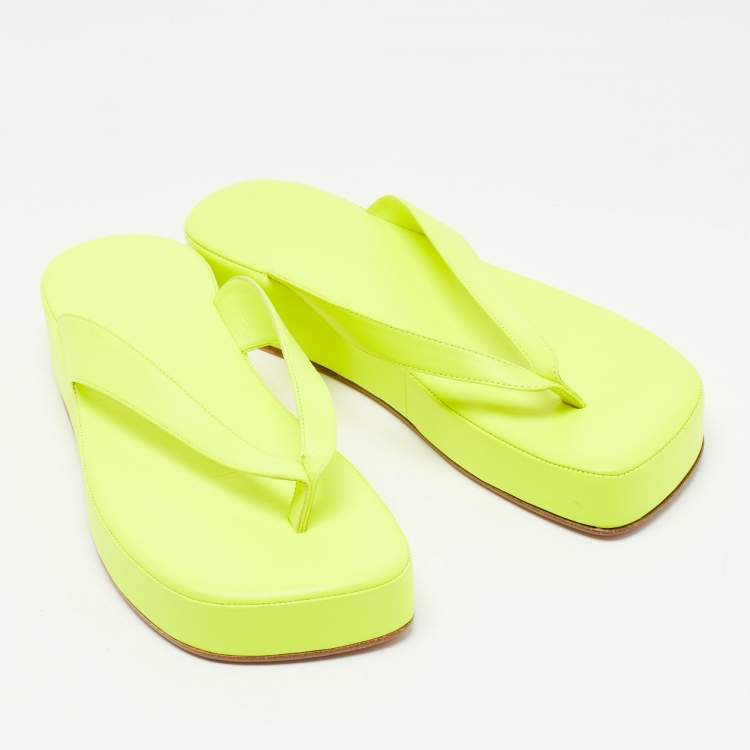 مملوكة مسبقًا Amina Muaddi Neon Yellow Leather Johana Platform Slides Size 38