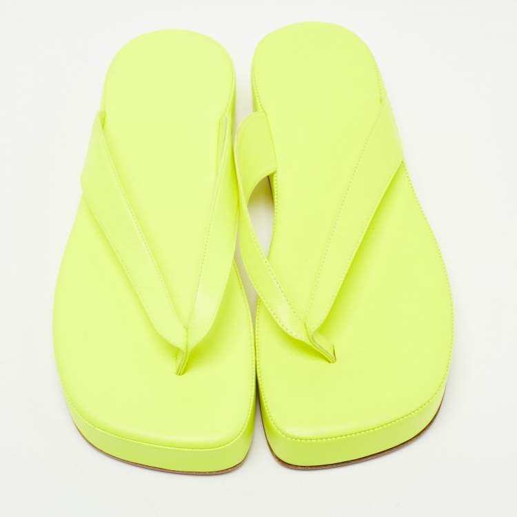 مملوكة مسبقًا Amina Muaddi Neon Yellow Leather Johana Platform Slides Size 38