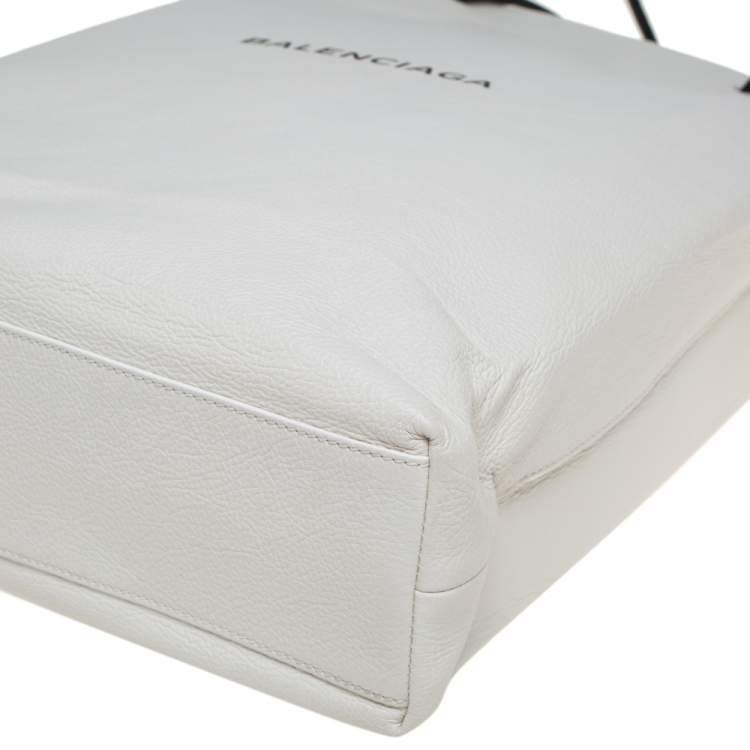 مملوكة مسبقًا Balenciaga White Leather Medium Logo Print North South Shopper Tote