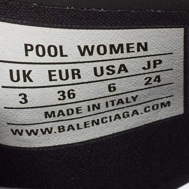 مملوكة مسبقًا Balenciaga Black Rubber Logo Embossed Pool Slides Size 36