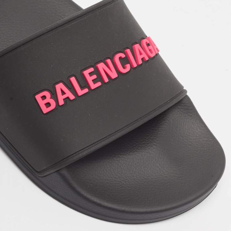 مملوكة مسبقًا Balenciaga Black Rubber Logo Embossed Pool Slides Size 36