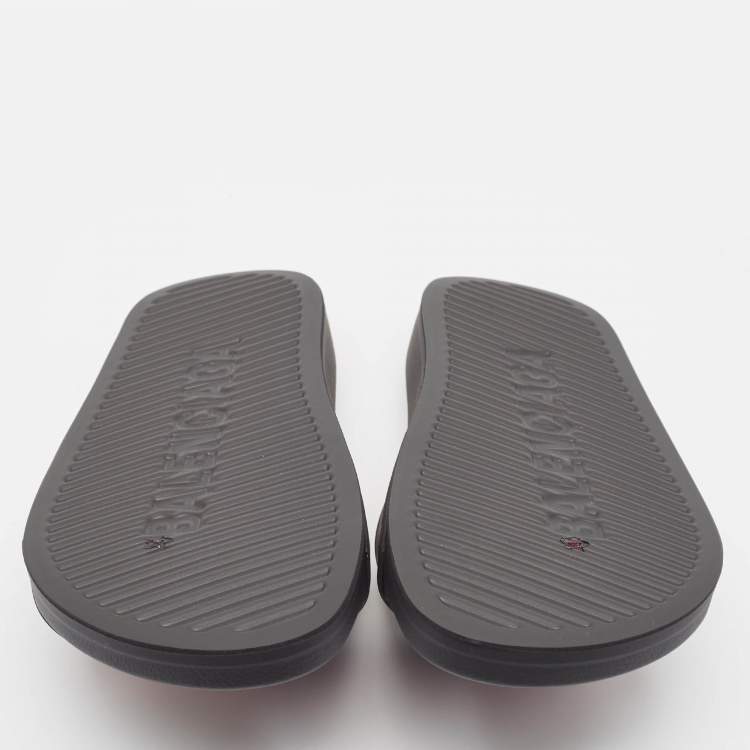 مملوكة مسبقًا Balenciaga Black Rubber Logo Embossed Pool Slides Size 36