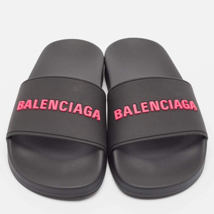مملوكة مسبقًا Balenciaga Black Rubber Logo Embossed Pool Slides Size 36